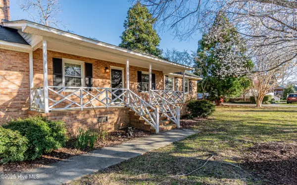 Lake Waccamaw, NC 28450,701 Robeson AVE