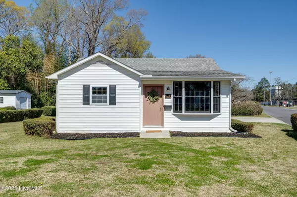 523 E Southerland ST, Wallace, NC 28466