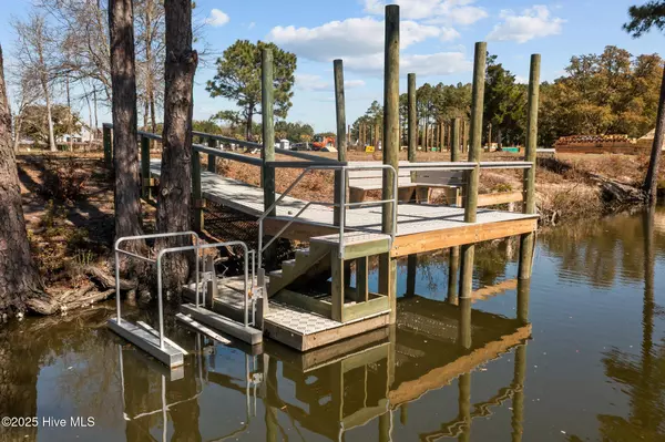 Holly Ridge, NC 28445,405 Salt Mdw CT