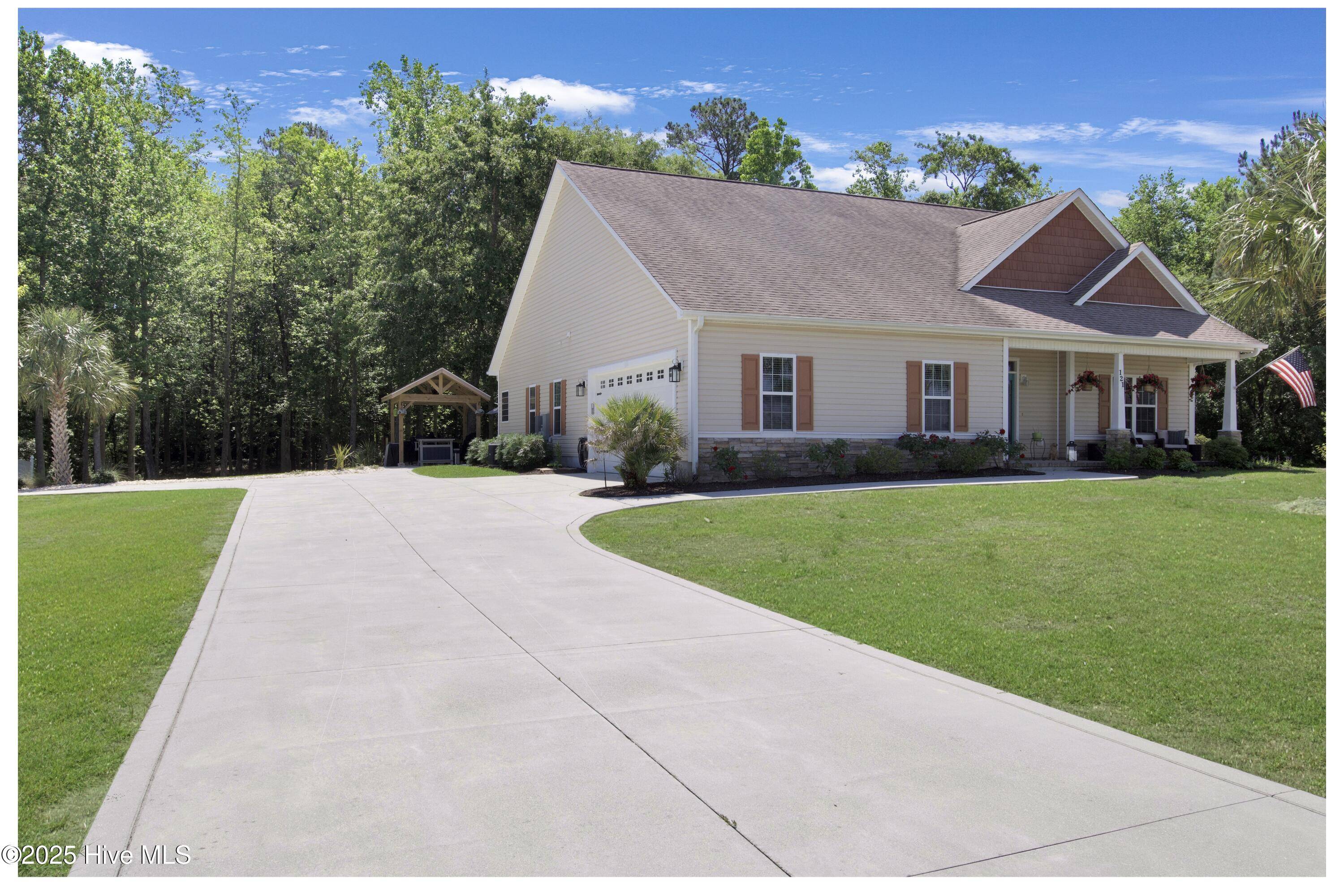 121 Deepwater DR, Stella, NC 28582