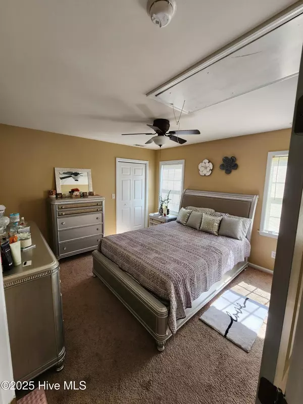 New Bern, NC 28562,117 Gladiola DR