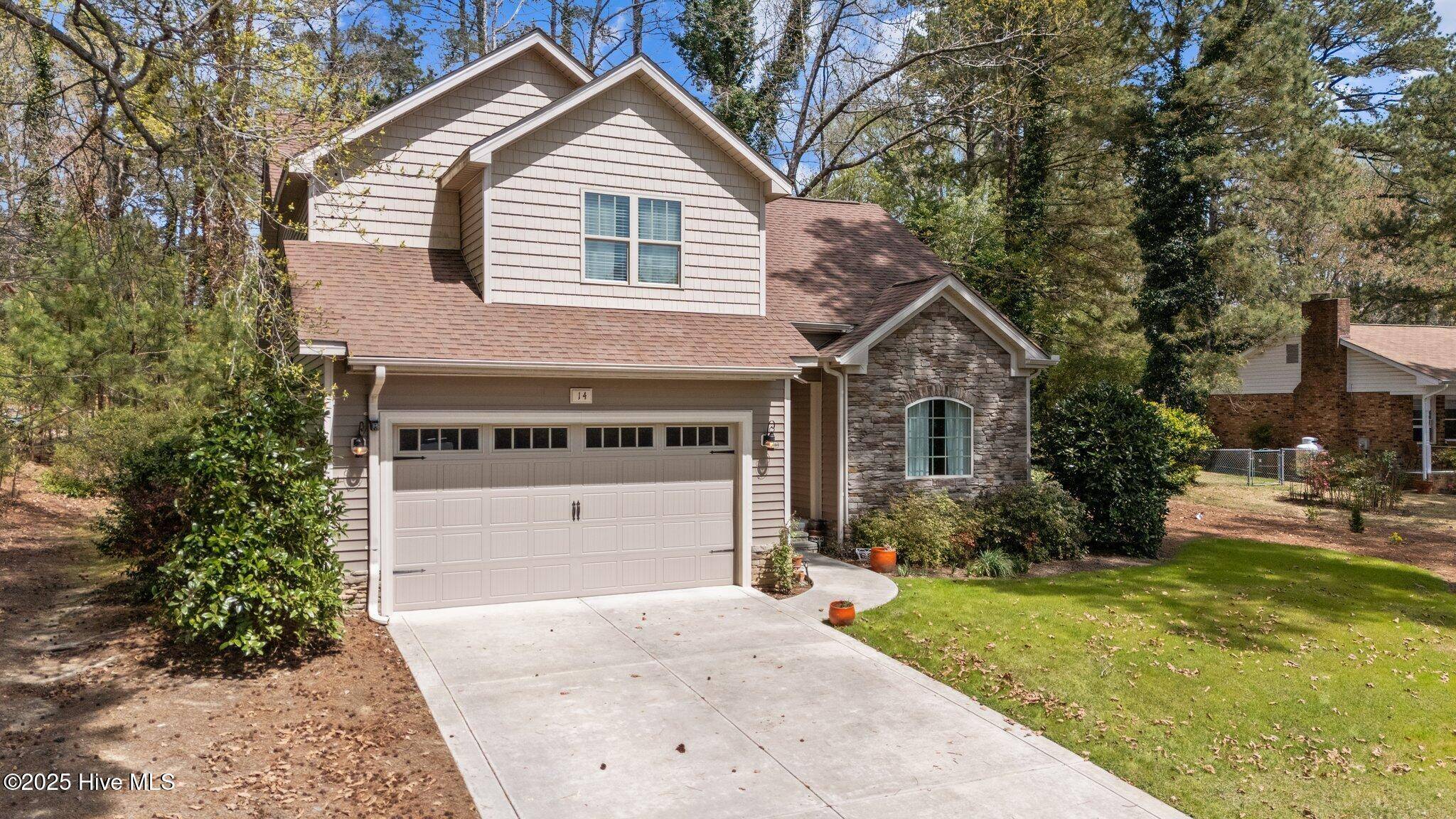 14 Lakeview DR, Whispering Pines, NC 28327