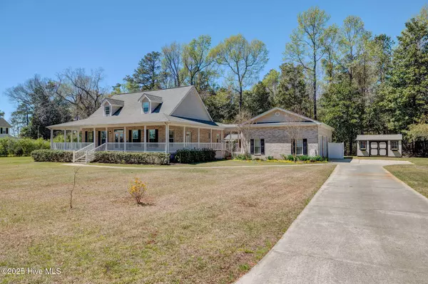 Lake Waccamaw, NC 28450,1008 Elm ST