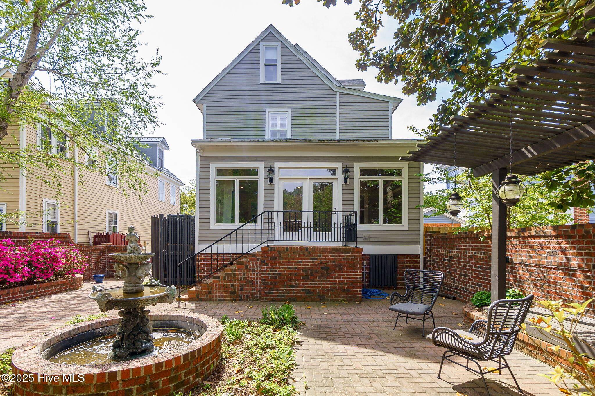 New Bern, NC 28560,214 King ST