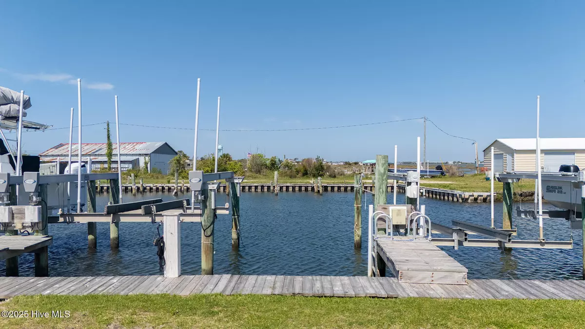 Harkers Island, NC 28531,325 Bayview DR #5