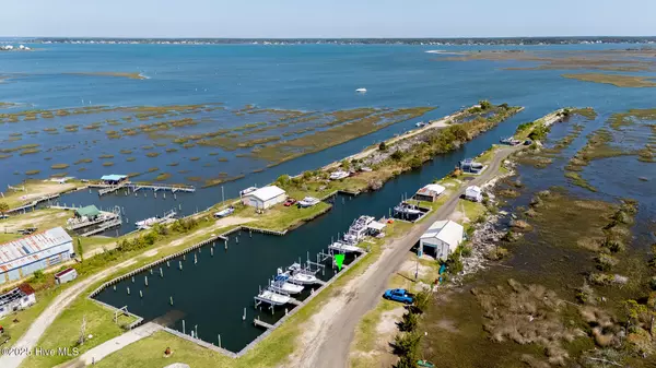 Harkers Island, NC 28531,325 Bayview DR #5