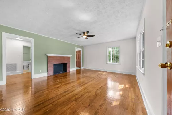Whiteville, NC 28472,229 E Calhoun ST