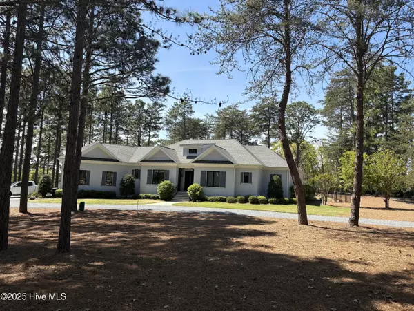 60 Quaker Ridge RD, Pinehurst, NC 28374