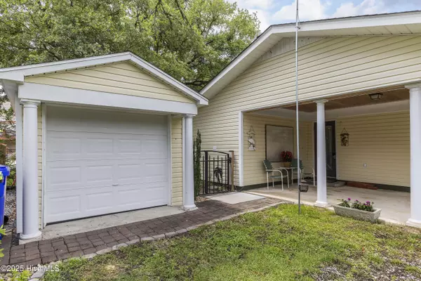Oak Island, NC 28465,121 NW 1st ST