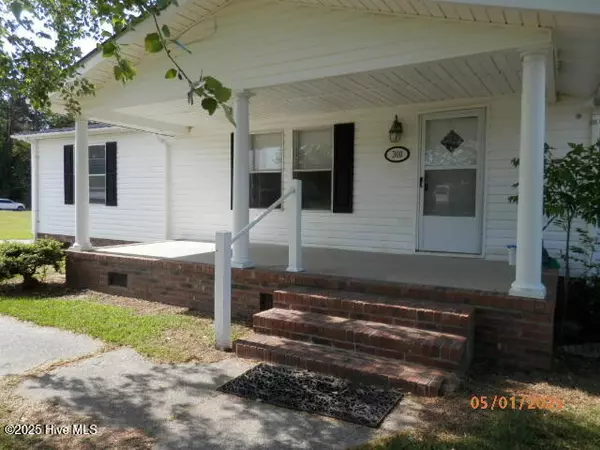 300 King Arthur DR, Whiteville, NC 28472