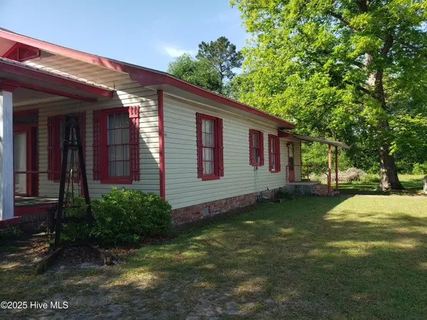 Fair Bluff, NC 28439,809 Conway RD