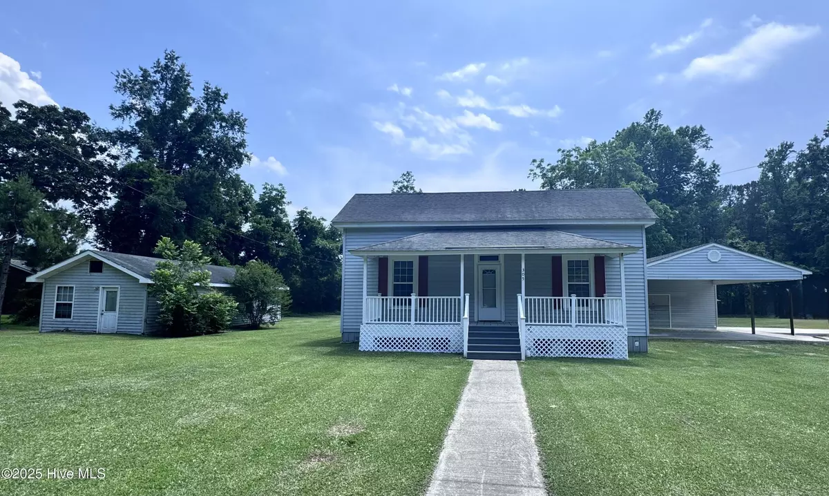 Lake Waccamaw, NC 28450,305 E Oak ST