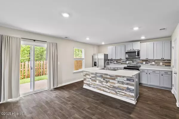 Sneads Ferry, NC 28460,386 High Ridge CT