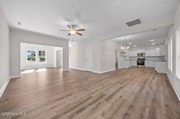 Hubert, NC 28539,206 Ethan PL