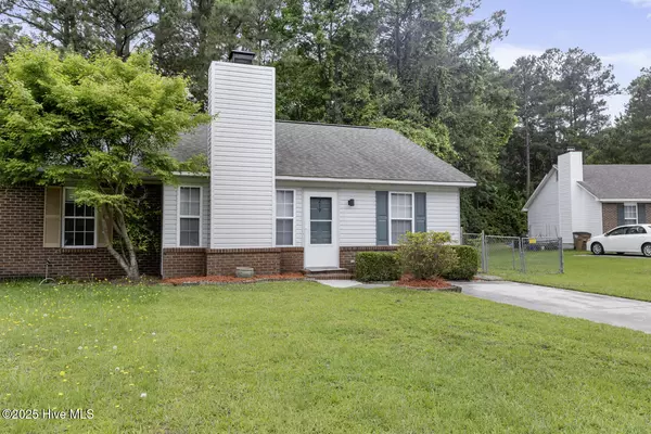 219 Live Oak CT, Midway Park, NC 28544