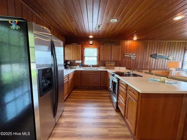 Lake Waccamaw, NC 28450,1106 Canal Cove RD