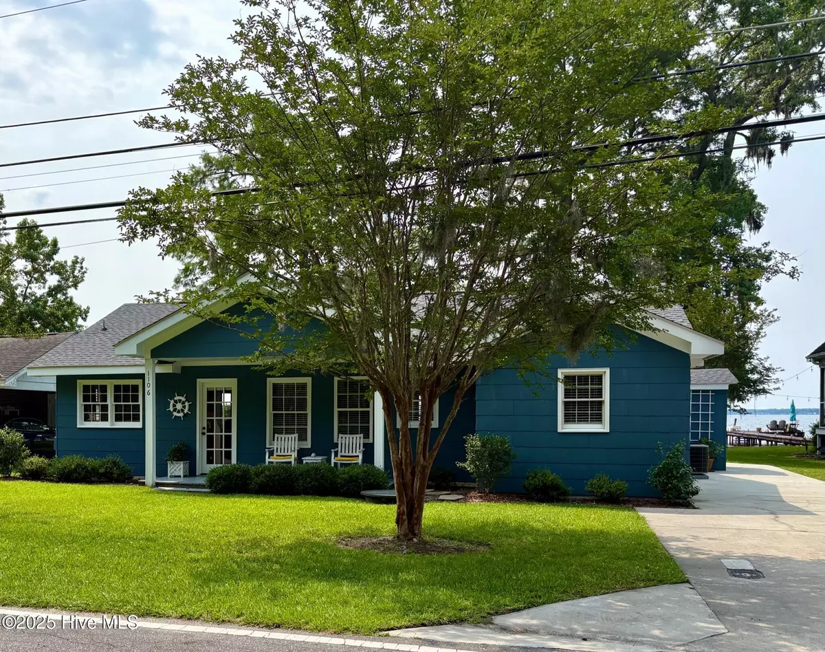 Lake Waccamaw, NC 28450,1106 Canal Cove RD