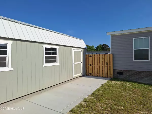 Stella, NC 28582,104 Magnolia DR