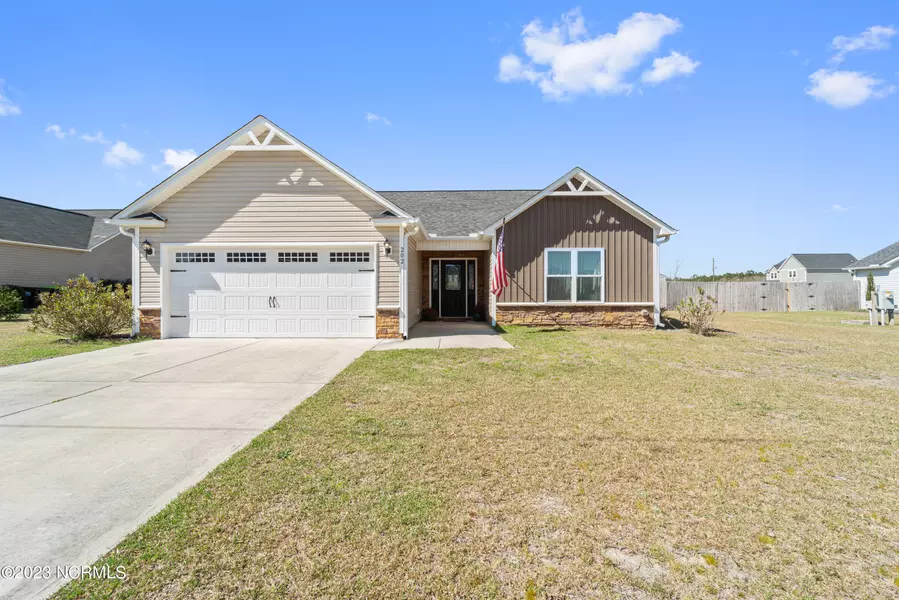 202 Chestwood DR, Hubert, NC 28539