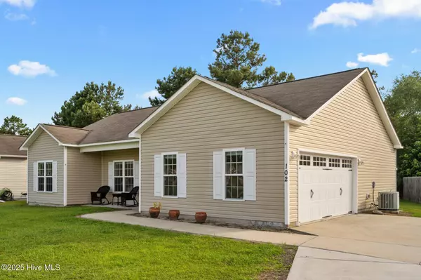 Richlands, NC 28574,102 Lilac LN