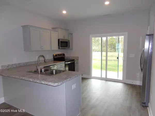 Hubert, NC 28539,199 Loren RD