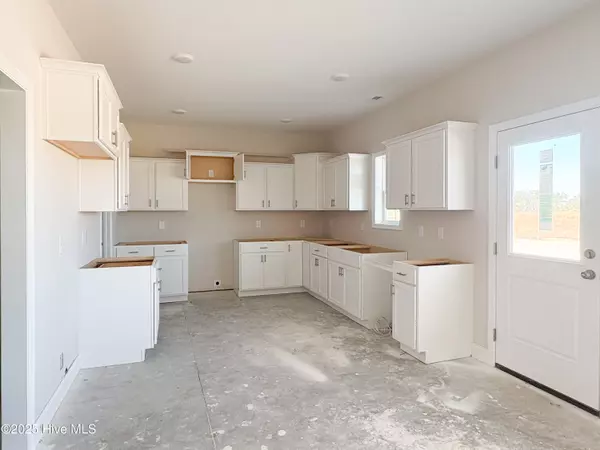 770 Aria LN, Hubert, NC 28539