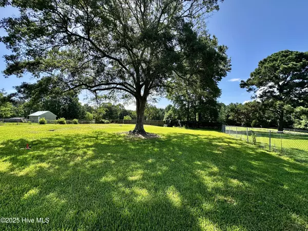 Hubert, NC 28539,653 Queens Creek RD
