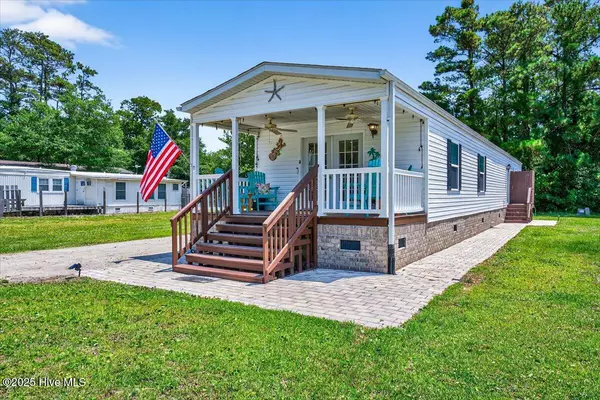 128 NE 75th ST, Oak Island, NC 28465