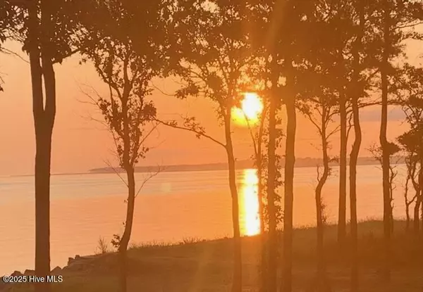 Beaufort, NC 28516,522 Sandy Point DR