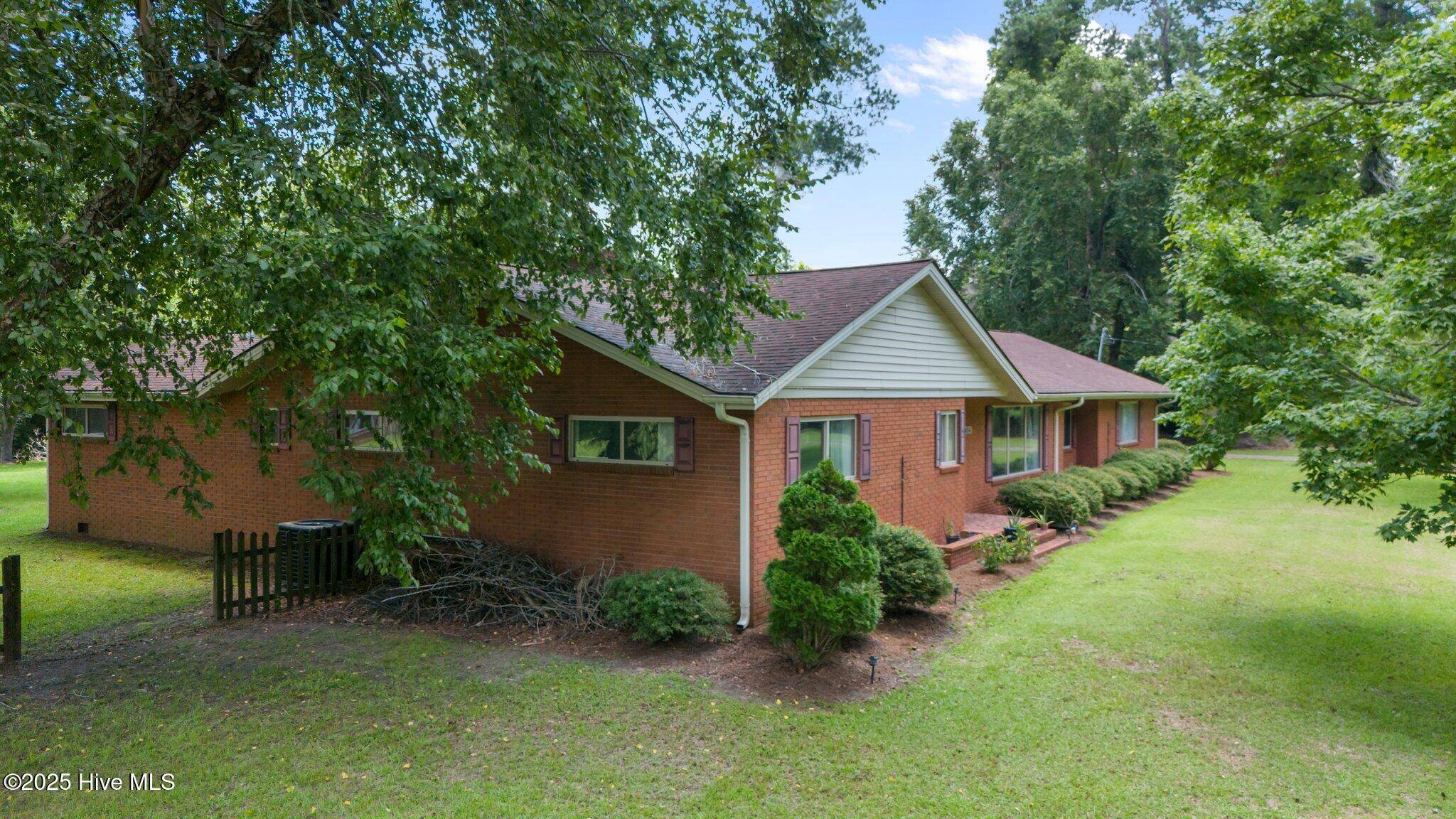 Whiteville, NC 28472,404 Tram RD