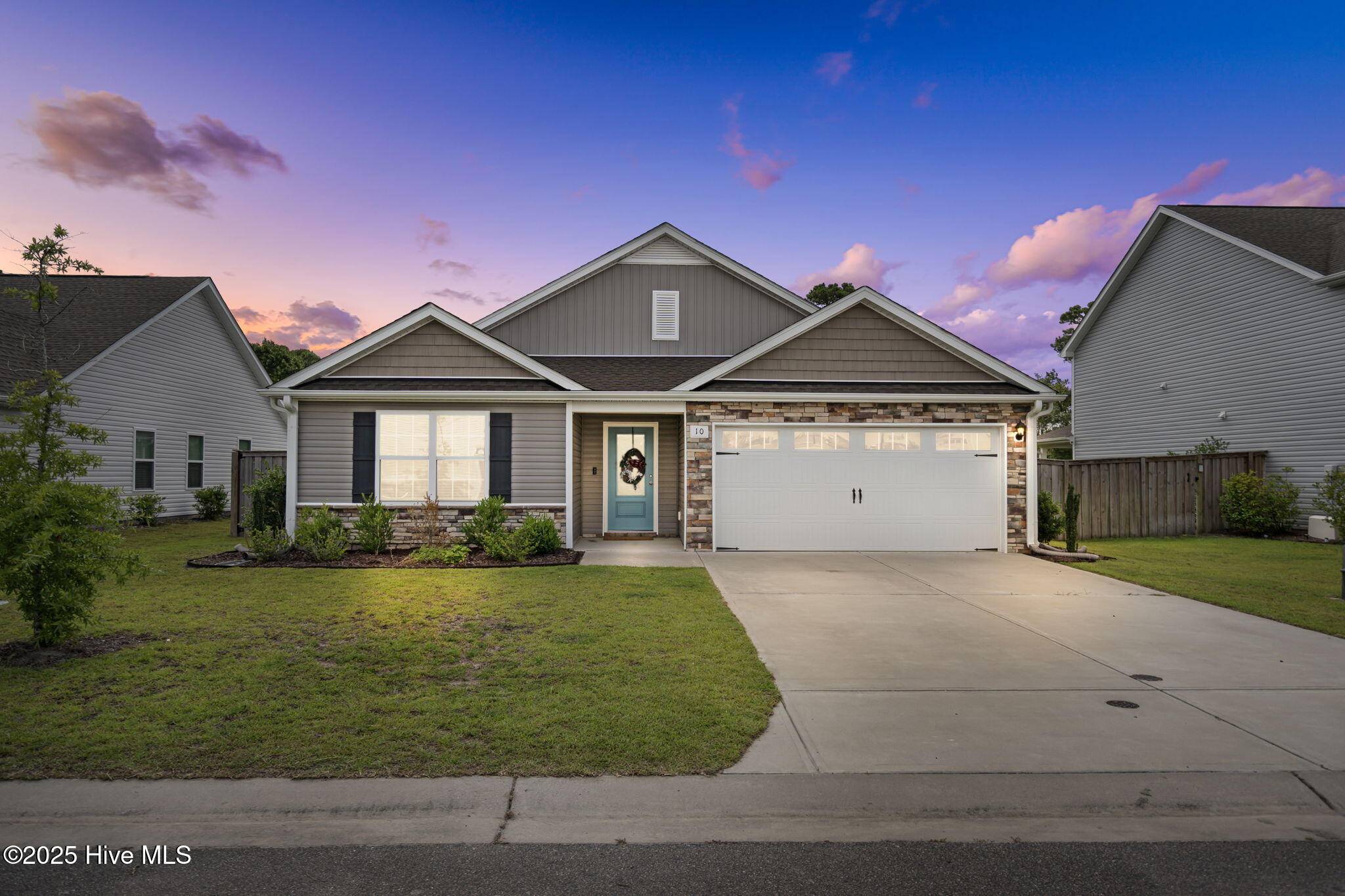10 N Wandering LN, Hampstead, NC 28443