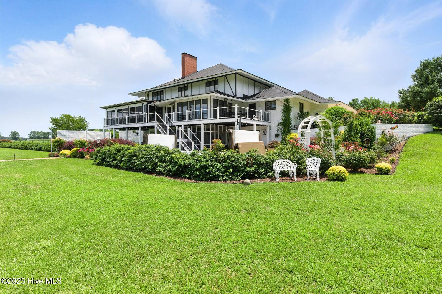 410 E Barefoot RD, Newton Grove, NC 28366