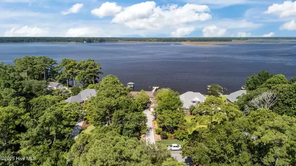Stella, NC 28582,138 White Oak Bluff RD
