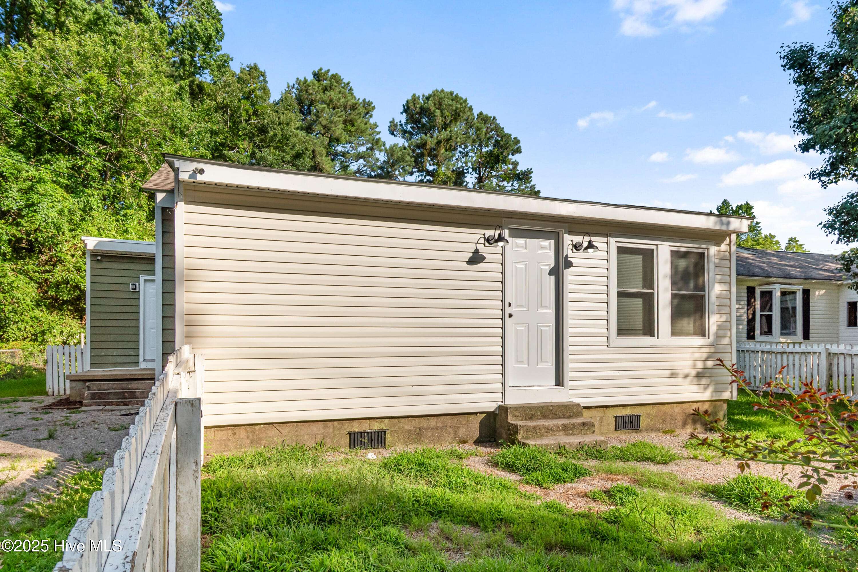200 S Shore DR, Jacksonville, NC 28540
