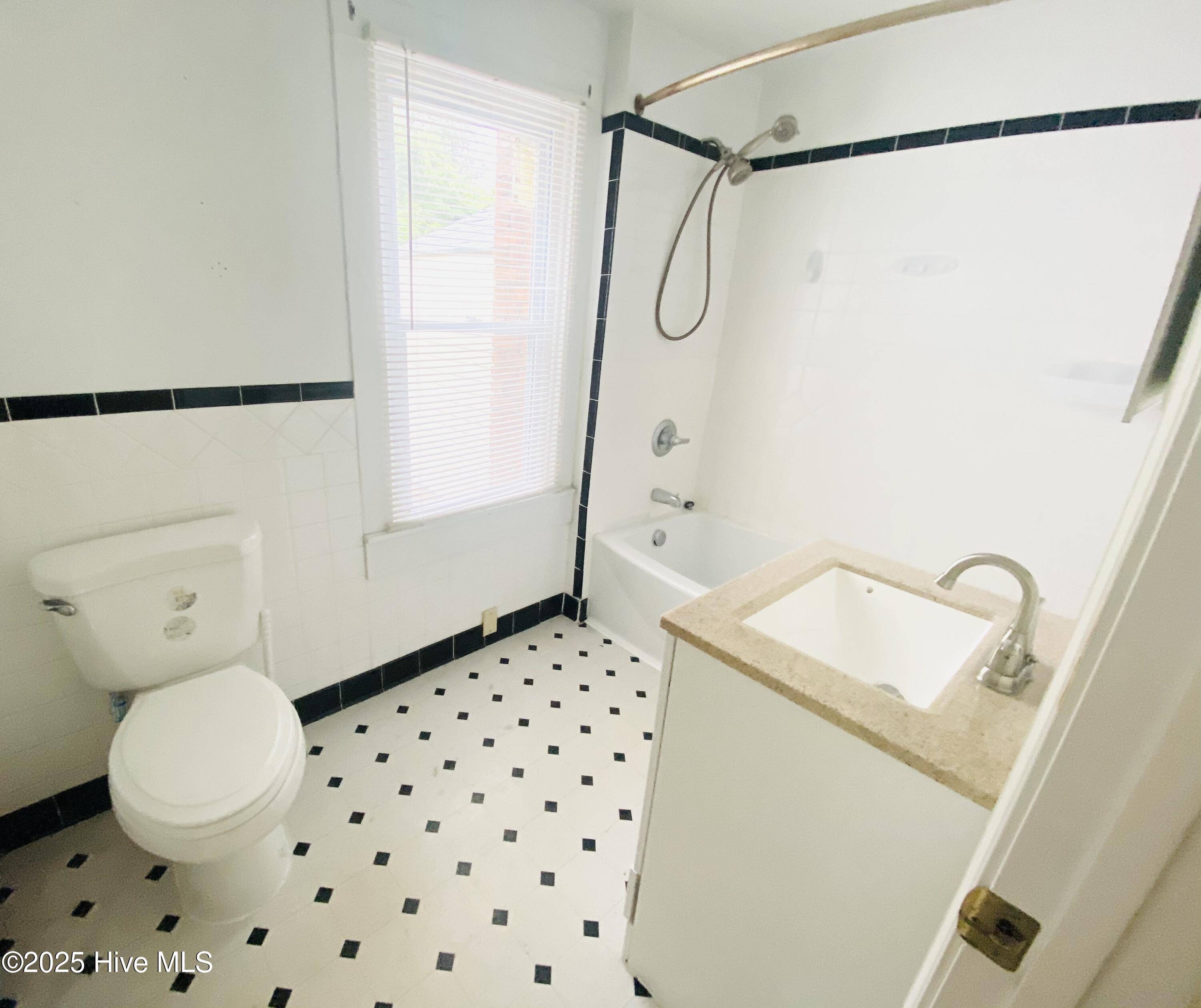 Elizabeth City, NC 27909,409 W Colonial AVE