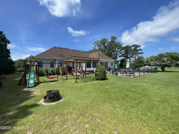 Maple, NC 27956,102 Bayshore CT