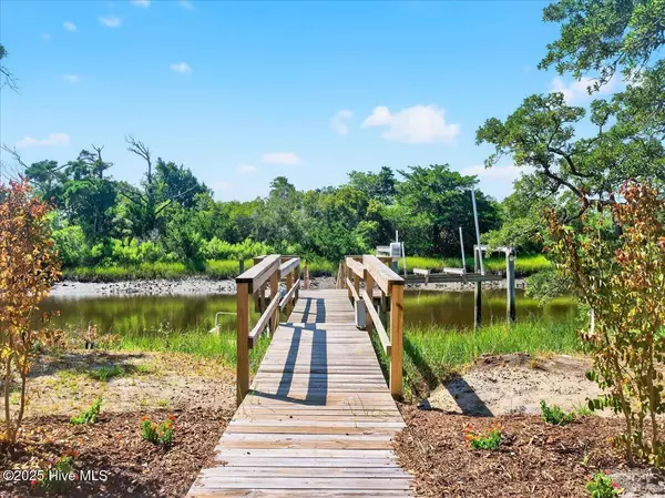 Oak Island, NC 28465,117 SE 4th ST