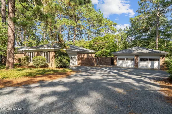 Southern Pines, NC 28387,525 Fairway DR