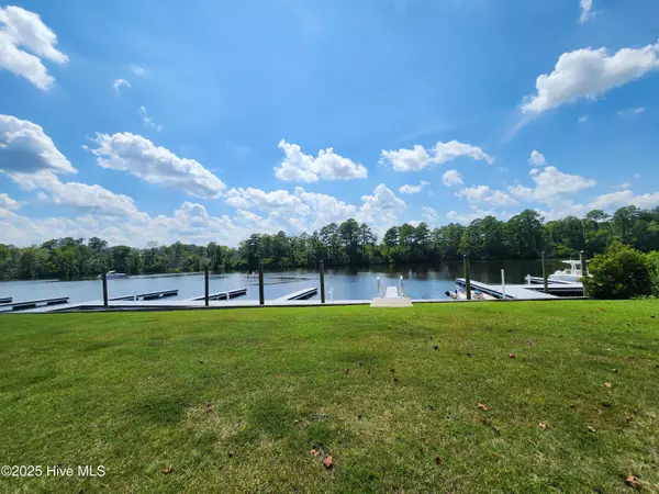 New Bern, NC 28562,241 Highwood LN