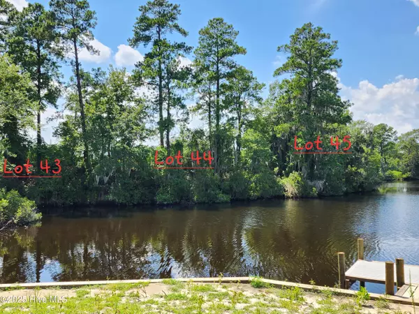New Bern, NC 28562,245 Highwood LN