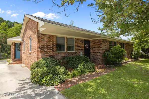 651 W Shore DR, Swansboro, NC 28584