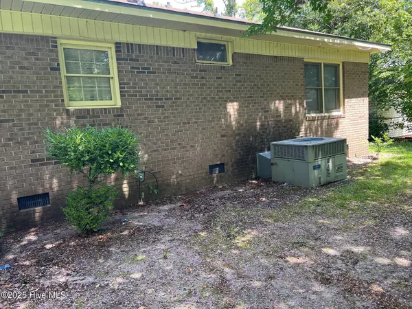 Williamston, NC 27892,413 W Church ST