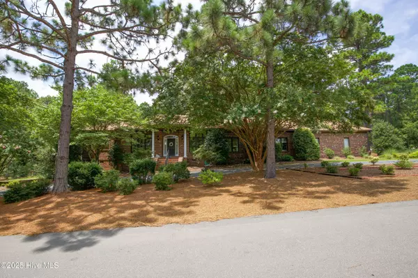 110 Woodenbridge LN, Pinehurst, NC 28374