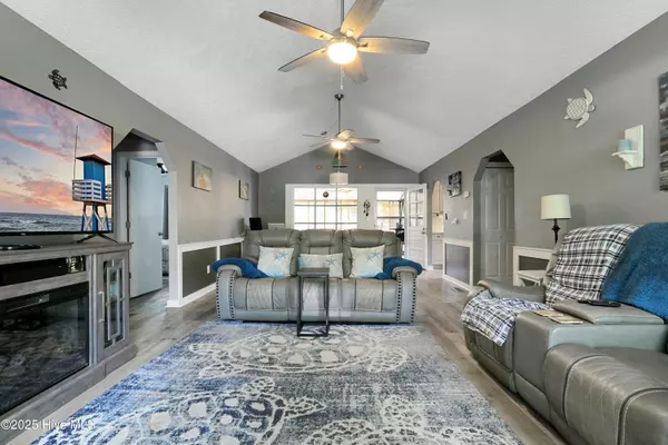 Oak Island, NC 28465,206 NE 51st ST
