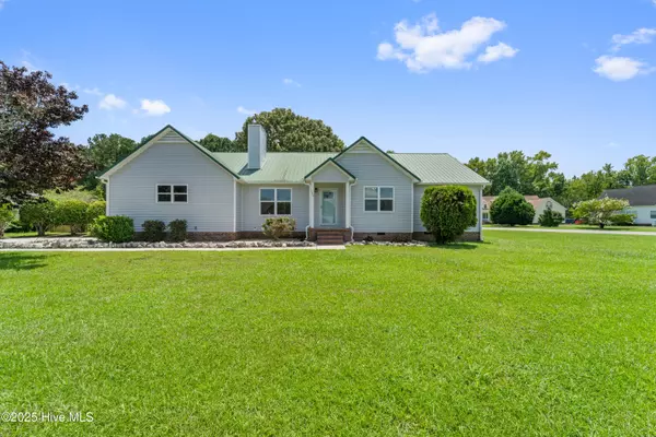 500 Greenfield PL, Sneads Ferry, NC 28460