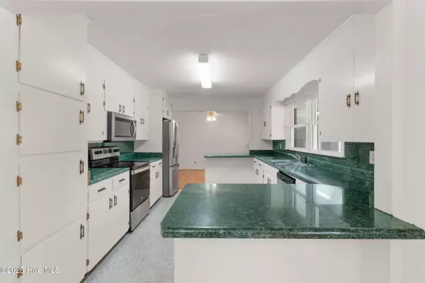 Teachey, NC 28464,113 W Page ST