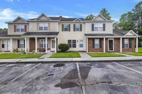 402 Meadowbrook LN, Jacksonville, NC 28546