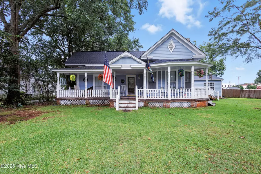 207 S Walker ST, Burgaw, NC 28425