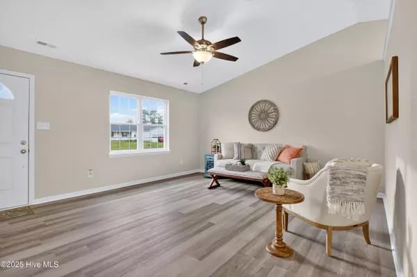 Hubert, NC 28539,201 Mesquite DR