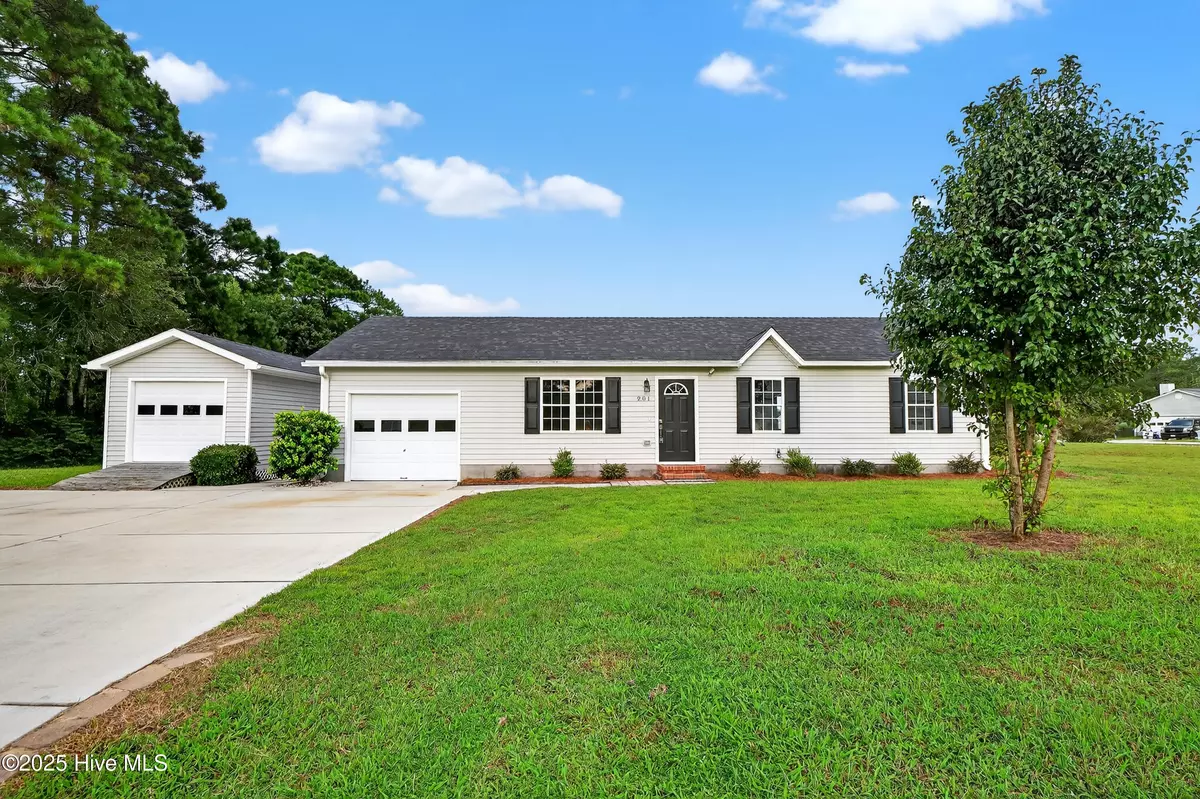 Hubert, NC 28539,201 Mesquite DR